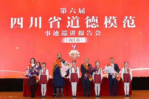 “全国道德模范”其美多吉走进内江(图2)