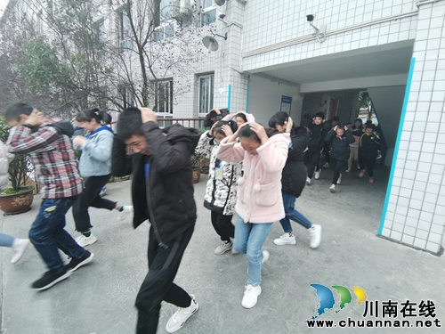 叙永县马岭镇中学开展防震减灾应急疏散演练活动(图1)