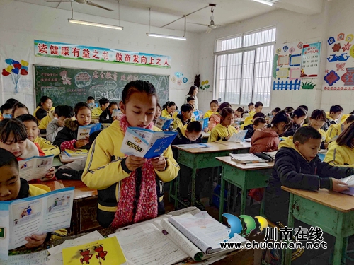 宪法宣传走进泸县立石镇校园(图2)