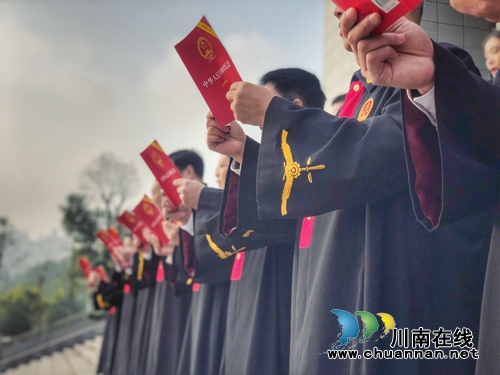 最是一抹宪法红！泸州法院开展宪法宣传周活动(图1)