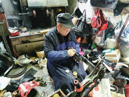 修鞋匠：四季坐守风雨里&nbsp;&nbsp;笑看行人步态轻(图1)