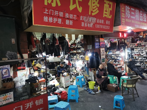 修鞋匠：四季坐守风雨里&nbsp;&nbsp;笑看行人步态轻(图2)