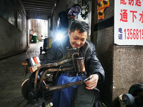 修鞋匠：四季坐守风雨里&nbsp;&nbsp;笑看行人步态轻(图3)
