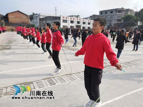 叙永县马岭镇中学开展“阳光大课间”评比活动(图2)