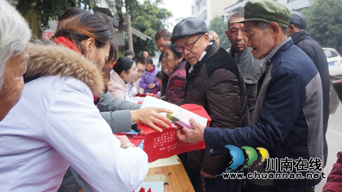 泸县立石镇开展第32个“世界艾滋病”日宣传暨家庭医生签约服务政策宣传活动(图1)