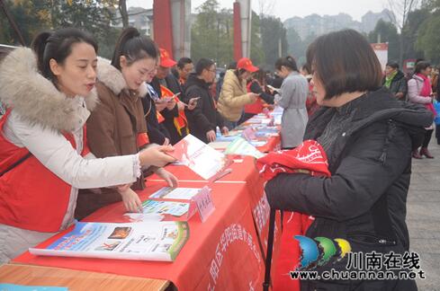 江阳区华阳街道开展国家宪法日集中宣传活动(图1)