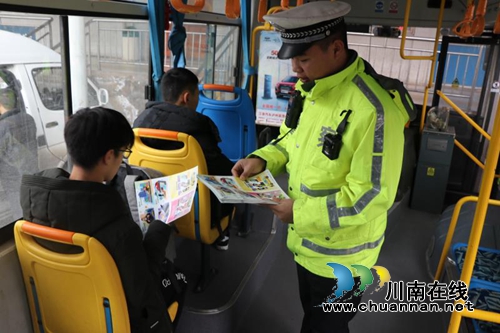 泸县公安局交警大队开展“122全国交通安全日”宣传活动(图1) 泸县公安局交警大队开展“122全国交通安全日”宣传活动(图1)