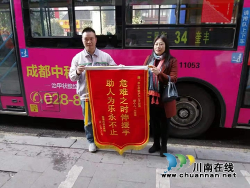 泸州：女乘客身体不适&nbsp;公交司机背其小跑送医(图1)