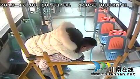 泸州：女乘客身体不适&nbsp;公交司机背其小跑送医(图2)