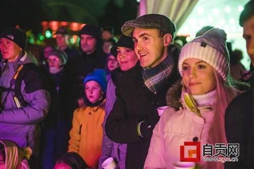 自贡杂技火热亮相东欧多国(图2)