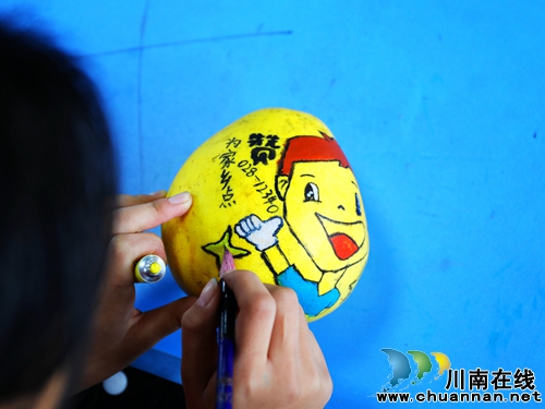 龙马潭：家乡特产上彩绘，点赞家乡更美好(图2)
