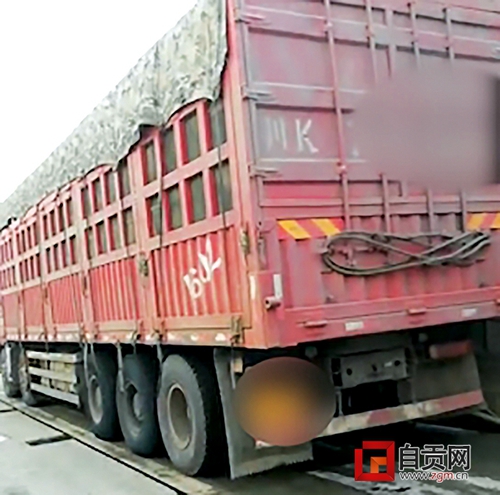 自贡一货车疯狂超载80余吨被严处(图1)