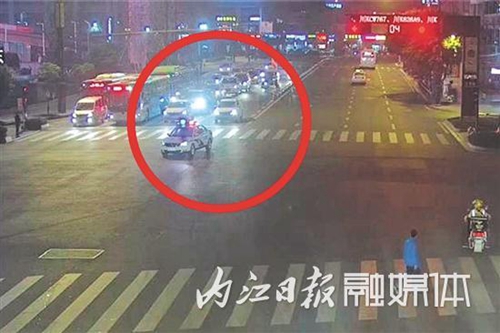 送医途中妇女病情加重&nbsp;内江交警一路护送(图1)