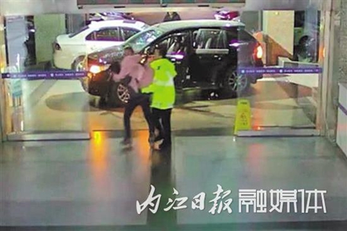 送医途中妇女病情加重&nbsp;内江交警一路护送(图2)