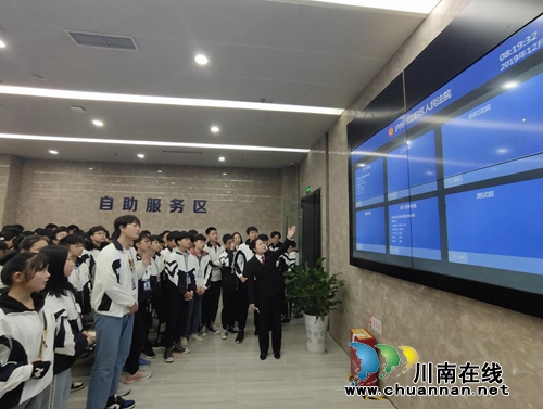 江阳区人民法院开放日&nbsp;学生“零距离”进庭审(图1)