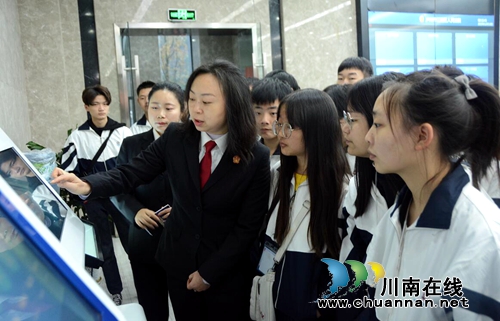 江阳区人民法院开放日&nbsp;学生“零距离”进庭审(图2)