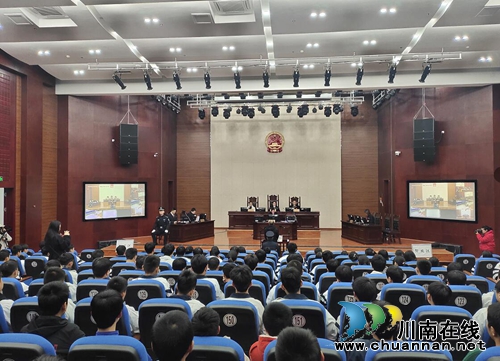 江阳区人民法院开放日&nbsp;学生“零距离”进庭审(图4)