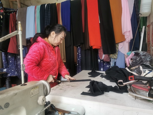 裁缝匠：为客裁补多努力&nbsp;&nbsp;&nbsp;线去针来日夜忙(图1)