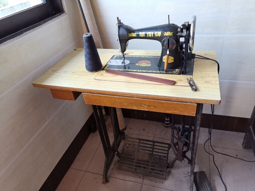 裁缝匠：为客裁补多努力&nbsp;&nbsp;&nbsp;线去针来日夜忙(图3)