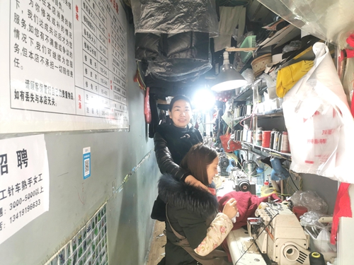 裁缝匠：为客裁补多努力&nbsp;&nbsp;&nbsp;线去针来日夜忙(图4)