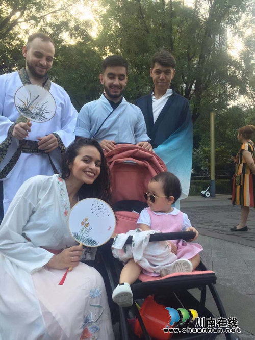 陈大刚:小荷已露尖尖角——外孙女两岁散记(图1) 陈大刚:小荷已露尖尖角——外孙女两岁散记(图1)