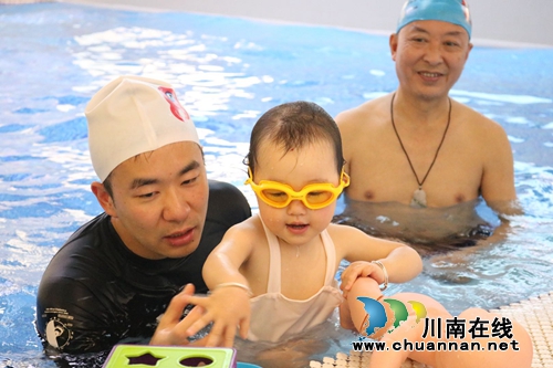 陈大刚:小荷已露尖尖角——外孙女两岁散记(图2) 陈大刚:小荷已露尖尖角——外孙女两岁散记(图2)