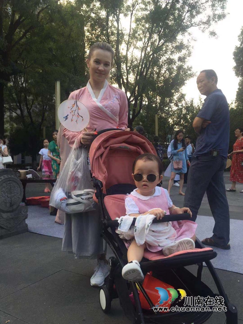 陈大刚:小荷已露尖尖角——外孙女两岁散记(图3) 陈大刚:小荷已露尖尖角——外孙女两岁散记(图3)