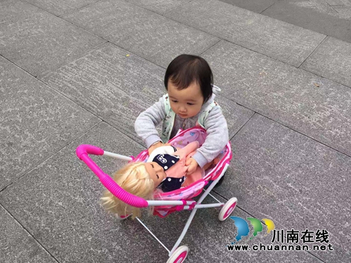 陈大刚:小荷已露尖尖角——外孙女两岁散记(图13) 陈大刚:小荷已露尖尖角——外孙女两岁散记(图13)