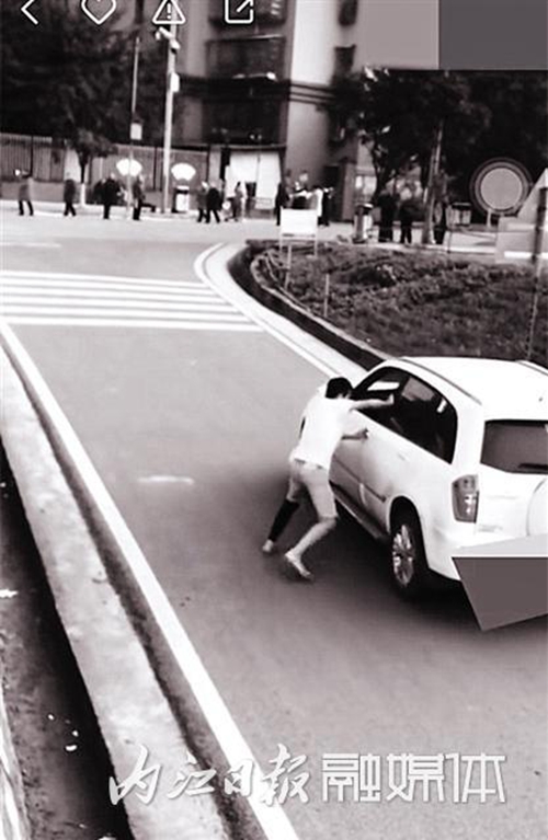 内江：男子“临危”处置倒滑车&nbsp;交警提醒存隐患(图1)