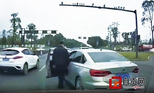 行车起纷争 自贡一辅警辱骂司机被通报处罚(图1) 行车起纷争 自贡一辅警辱骂司机被通报处罚(图1)
