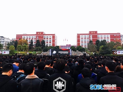 一路走好！德阳数千人追思送别援藏干部李军(图3)