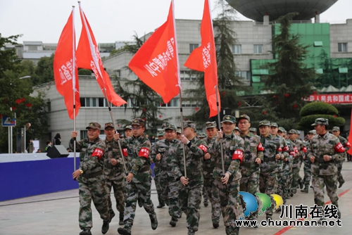 泸县授旗点验49支综合应急队伍(图3)