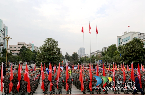 泸县授旗点验49支综合应急队伍(图4)