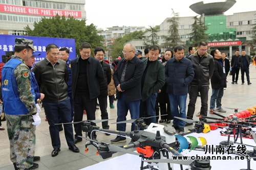 泸县授旗点验49支综合应急队伍(图5)