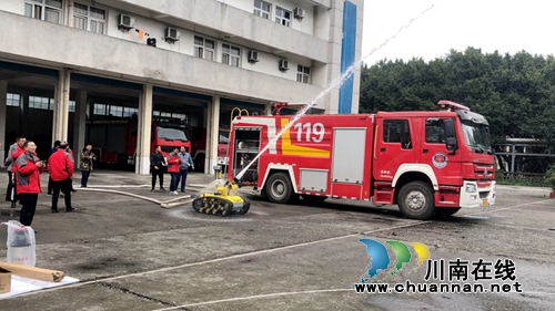 泸州首批智能消防机器人正式列装交付投入使用(图1)