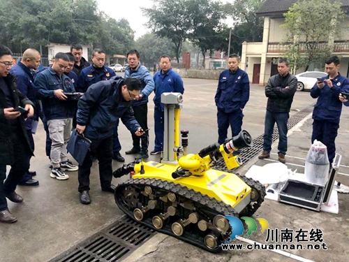 泸州首批智能消防机器人正式列装交付投入使用(图2)