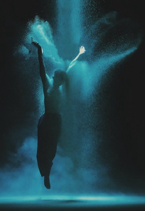 衣袂微扬舞翩跹&nbsp;人生世事尽道来(图2)