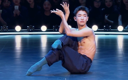 衣袂微扬舞翩跹&nbsp;人生世事尽道来(图4)