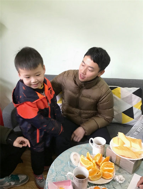 泸州:奥运“五金王”邹凯看望幼稚园小朋友(图1) 泸州:奥运“五金王”邹凯看望幼稚园小朋友(图1)