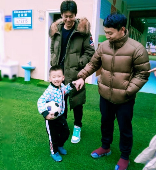 泸州:奥运“五金王”邹凯看望幼稚园小朋友(图2) 泸州:奥运“五金王”邹凯看望幼稚园小朋友(图2)