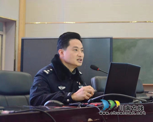“警盾”走进老窖天府中学 传授应对犯罪技巧(图2)