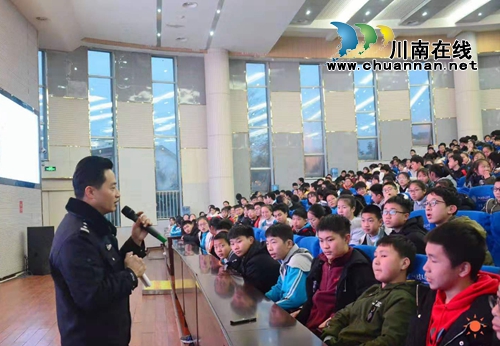 “警盾”走进老窖天府中学 传授应对犯罪技巧(图5)
