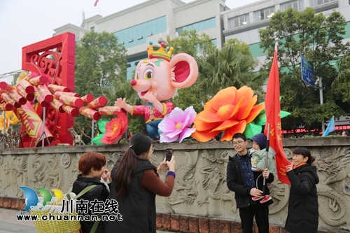 光影璀璨耀龙城！泸县城区张灯结彩喜迎新春(图2)