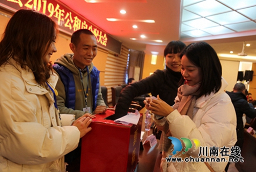 泸县131户抽签配租公租房 贫困家庭实现安居梦(图1) 泸县131户抽签配租公租房 贫困家庭实现安居梦(图1)