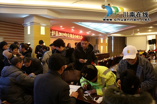 泸县131户抽签配租公租房 贫困家庭实现安居梦(图4) 泸县131户抽签配租公租房 贫困家庭实现安居梦(图4)