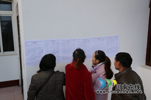 泸县131户抽签配租公租房 贫困家庭实现安居梦(图5) 泸县131户抽签配租公租房 贫困家庭实现安居梦(图5)