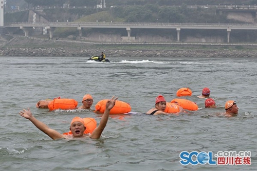 全国1600余名冬泳爱好者宜宾横渡长江迎新年