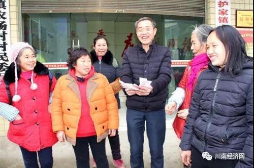 古蔺护家镇撒钱&nbsp;阳明凹园区农户分红20多万(图1)