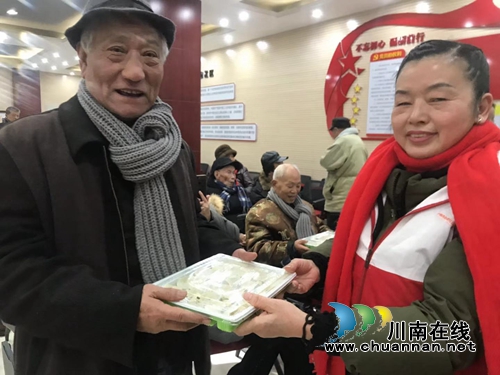 江阳区茜草街道匠心社区开展“巧手巧手包饺子，温情暖人心”庆元旦活动(图2)