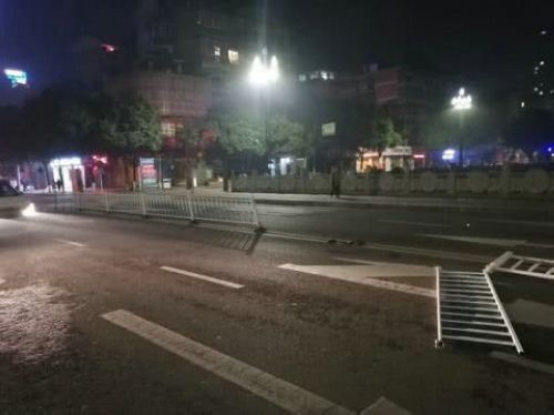 宜宾一男子酒驾 冲卡撞警车拖拽警员被刑拘(图1) 宜宾一男子酒驾 冲卡撞警车拖拽警员被刑拘(图1)